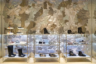 Hong Kong, Çin - Ocak 2019: Elements alışveriş merkezindeki Dior mağazasının iç çekimi