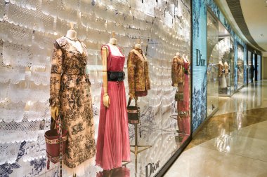 Hong Kong, Çin - Ocak 2019: Element alışveriş merkezindeki Dior mağazasının vitrini
