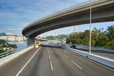 Hong Kong, Çin - 18 Haziran 2015: Gündüz vakti Hong Kong 'da çift katlı bir otobüsün ikinci masasından görüntülendi. 