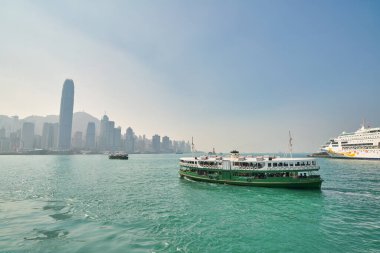 Hong Kong, Çin - Ocak 2019: Victoria Limanı 'ndan geçen bir Star Ferry. Star Ferry, Hong Kong 'da bir yolcu feribot operatörü ve turistik merkezdir..