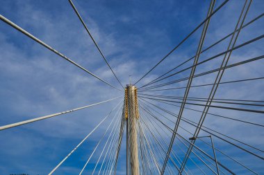 Hong Kong, Çin - 18 Haziran 2015: Ting Kau Köprüsü, gündüz vakti Hong Kong 'da çift katlı bir otobüsün ikinci masasında görüldü. Ting Kau Köprüsü, Hong Kong 'da uzun ömürlü bir köprü..