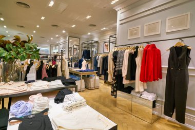 Hong Kong, Çin - 23 Ocak 2019: New Town Plaza 'daki Club Monaco mağazasında giysiler sergileniyor. New Town Plaza, Hong Kong 'un Sha Tin şehrinde bir alışveriş merkezidir..