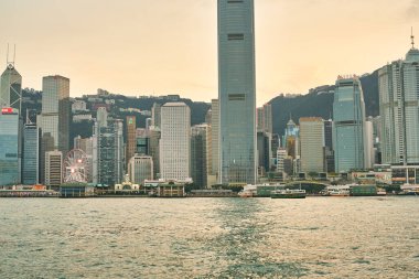 Hong Kong, Çin - Ocak 2019: Victoria Limanı 'ndan alacakaranlıkta görülen merkez.