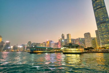 Hong Kong, Çin - Ocak 2019: Victoria Limanı 'ndan alacakaranlıkta görülen Central Ferry Piers manzarası.