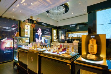 Hong Kong, Çin - Ocak 2019: New Town Plaza alışveriş merkezindeki The History of Whoo mağazasında kişisel bakım ürünleri sergileniyor