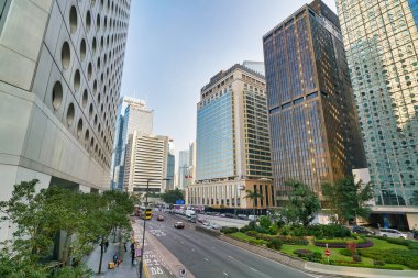 Hong Kong, Çin - Ocak 2019: Alacakaranlıkta Hong Kong şehir manzarası.