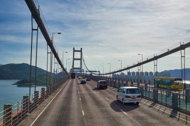 Hong Kong, Çin - 18 Haziran 2015: Gündüz vakti Hong Kong 'da çift katlı bir otobüsün ikinci masasından Tsing Ma Köprüsü manzarası. Tsing Ma Köprüsü Lantau bağlantısının en önemli unsurudur.