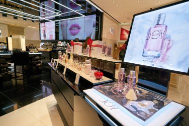 Hong Kong, Çin - Ocak 2019: New Town Plaza alışveriş merkezindeki Christian Dior mağazasında parfümler sergileniyor.