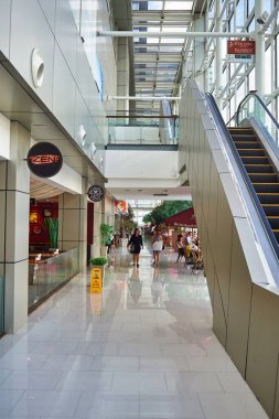 Bangkok, Tayland - Haziran 2015: Bangkok 'ta bir alışveriş merkezinin içi.