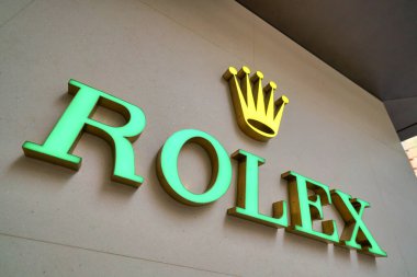Hong Kong, Çin - Ocak 2019: Hong Kong 'da Rolex tabelasının yakın çekimi. Rolex Sa İsviçre 'nin Cenevre şehrinde bulunan İsviçreli lüks saat üreticisi..
