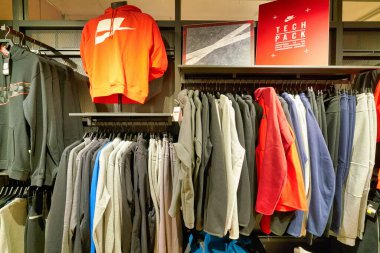 Hong Kong, Çin - 23 Ocak 2019: Nike mağazasının Sha Tin 'deki New Town Plaza alışveriş merkezindeki iç çekimi.