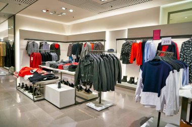 Hong Kong, Çin - Ocak 2019: Elements alışveriş merkezindeki Zara mağazasının içi