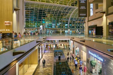 Singapur - Nisan 2019: The Shoppes at Marina Bay Sands 'in iç çekimi.