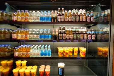 Hong Kong, Çin - Ocak 2019: Hong Kong 'daki Simplylife Foodplace' de içkiler sergileniyor.