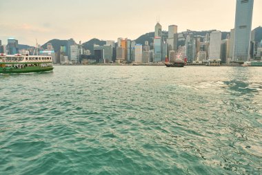 Hong Kong, Çin - Ocak 2019: Victoria Limanı 'ndan alacakaranlıkta görülen merkez.