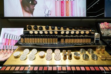 Hong Kong, Çin - Ocak 2019: Dior kişisel bakım ürünleri New Town Plaza alışveriş merkezinde sergileniyor