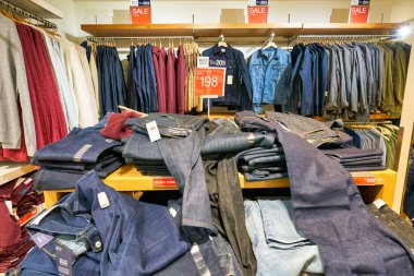 Hong Kong, Çin - 23 Ocak 2019: New Town Plaza 'daki Gap mağazasında giysiler sergileniyor. New Town Plaza, Hong Kong 'un Sha Tin şehrinde bir alışveriş merkezidir..