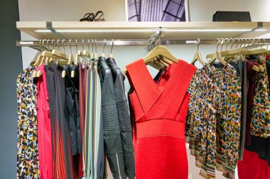 Hong Kong, Çin - 23 Ocak 2019: New Town Plaza 'daki Reiss mağazasında giysiler sergileniyor. New Town Plaza, Hong Kong 'un Sha Tin şehrinde bir alışveriş merkezidir..