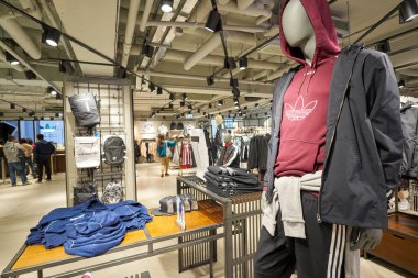 Hong Kong, Çin - Ocak 2019: Hong Kong 'daki Adidas mağazasında giysiler sergileniyor.