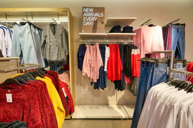 Hong Kong, Çin - 23 Ocak 2019: Kıyafetler New Town Plaza 'daki H & M mağazasında sergileniyor. New Town Plaza, Hong Kong 'un Sha Tin şehrinde bir alışveriş merkezidir..