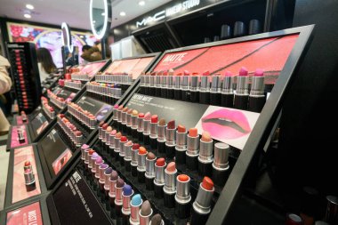 Hong Kong, Çin - Ocak 2019: New Town Plaza alışveriş merkezindeki Mac mağazasında kozmetik ürünleri sergileniyor