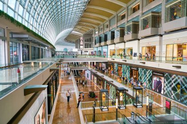 Singapur - Nisan 2019: The Shoppes at Marina Bay Sands 'in iç çekimi.