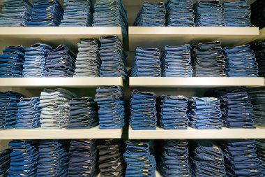Hong Kong, Çin - 23 Ocak 2019: New Town Plaza 'daki G-Star Raw mağazasında kot pantolon sergileniyor. New Town Plaza, Hong Kong 'un Sha Tin şehrinde bir alışveriş merkezidir..