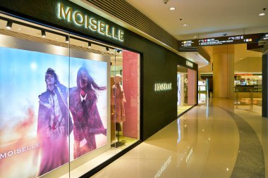 Hong Kong, Çin - Ocak 2019: Elements alışveriş merkezindeki Moiselle mağazasının vitrini