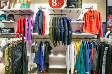 Hong Kong, Çin - Ocak 2019: Elements alışveriş merkezindeki Gigasport mağazasının iç çekimi.