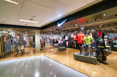Hong Kong, Çin - 23 Ocak 2019: Nike mağazasının girişi Sha Tin 'deki New Town Plaza alışveriş merkezi.