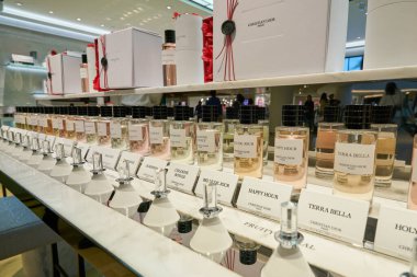 Hong Kong, Çin - Ocak 2019: New Town Plaza alışveriş merkezindeki Christian Dior mağazasında parfümler sergileniyor.