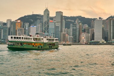 Hong Kong, Çin - Ocak 2019: Victoria Limanı 'ndan geçen bir Star Ferry. Star Ferry, Hong Kong 'da bir yolcu feribot operatörü ve turistik merkezdir..