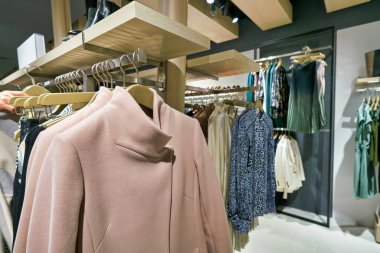 Hong Kong, Çin - 23 Ocak 2019: New Town Plaza 'daki Reiss mağazasında giysiler sergileniyor. New Town Plaza, Hong Kong 'un Sha Tin şehrinde bir alışveriş merkezidir..