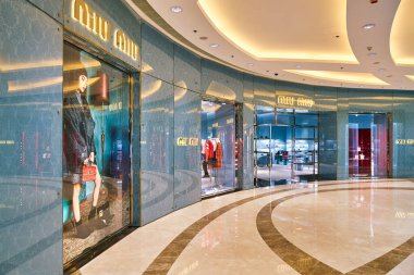 Hong Kong, Çin - Ocak 2019: Elements alışveriş merkezindeki Miu Miu mağazasının vitrini. Miu Miu, İtalyan kadın giyim ve aksesuar markası..
