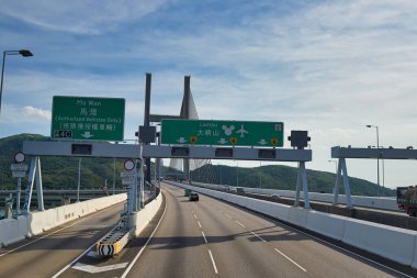 Hong Kong, Çin - 18 Haziran 2015: Kap Shui Mun Köprüsü gündüz vakti Hong Kong 'da çift katlı bir otobüsün ikinci masasından görüldü.. 