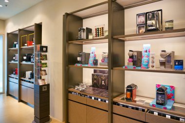 Hong Kong, Çin - Ocak 2019: Elements alışveriş merkezindeki Nespresso mağazasında kahve makineleri sergileniyor.