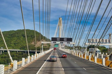 Hong Kong, Çin - 18 Haziran 2015: Ting Kau Köprüsü, gündüz vakti Hong Kong 'da çift katlı bir otobüsün ikinci masasında görüldü. Ting Kau Köprüsü, Hong Kong 'da uzun ömürlü bir köprü..