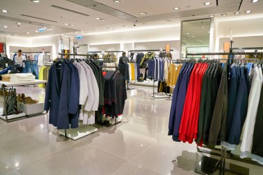 Hong Kong, Çin - Ocak 2019: Elements alışveriş merkezindeki Zara mağazasının içi