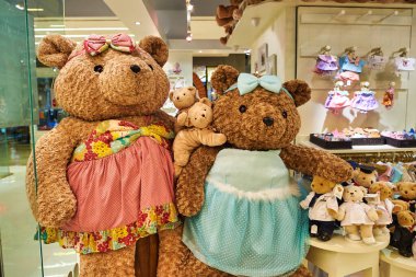 Bangkok, Tayland - Haziran 2015: Bangkok 'taki bir alışveriş merkezinde yumuşak oyuncaklar sergileniyor.