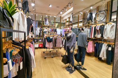 Hong Kong, Çin - 23 Ocak 2019: New Town Plaza 'daki Lululemon mağazasında giysiler sergileniyor. New Town Plaza, Hong Kong 'un Sha Tin şehrinde bir alışveriş merkezidir..