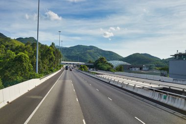 Hong Kong, Çin - 18 Haziran 2015: Gündüz vakti Hong Kong 'da çift katlı bir otobüsün ikinci masasından görüntülendi. 