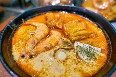 Singapur - Nisan 2019: Marina Körfezi Sands 'deki Shoppes' de görev yapan deniz mahsulleri Laksa 'nın yakın çekimi. Laksa, Güneydoğu Asya 'nın Peranakan mutfağında popüler bir baharatlı şehriye çorbası.