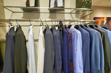 Hong Kong, Çin - 23 Ocak 2019: New Town Plaza 'daki G2000 Black mağazasında giysiler sergileniyor. New Town Plaza, Hong Kong 'un Sha Tin şehrinde bir alışveriş merkezidir..