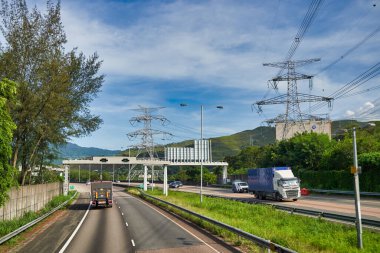 Hong Kong, Çin - 18 Haziran 2015: Gündüz vakti Hong Kong 'da çift katlı bir otobüsün ikinci masasından görüntülendi. 