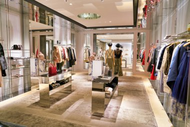 Hong Kong, Çin - Ocak 2019: Elements alışveriş merkezindeki Dior mağazasının iç çekimi
