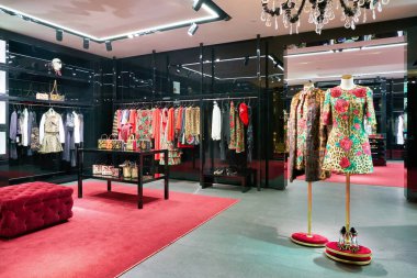 Hong Kong, Çin - Ocak 2019: Elements alışveriş merkezindeki Dolce & Gabbana mağazasının içi. Dolce & Gabbana, İtalyan lüks moda evi..