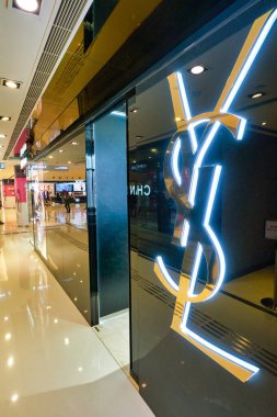 Hong Kong, Çin - 23 Ocak 2019: Sha Tin 'deki New Town Plaza alışveriş merkezinde Yves Saint Laurent tabelasının yakın çekimi.