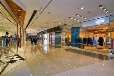 Hong Kong, Çin - Ocak 2019: Hong Kong 'daki ifc alışveriş merkezinin iç çekimi.