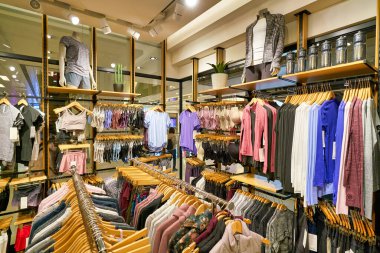 Hong Kong, Çin - 23 Ocak 2019: New Town Plaza 'daki Lululemon mağazasında giysiler sergileniyor. New Town Plaza, Hong Kong 'un Sha Tin şehrinde bir alışveriş merkezidir..