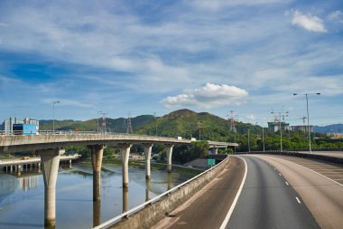Hong Kong, Çin - 18 Haziran 2015: Gündüz vakti Hong Kong 'da çift katlı bir otobüsün ikinci masasından görüntülendi. 